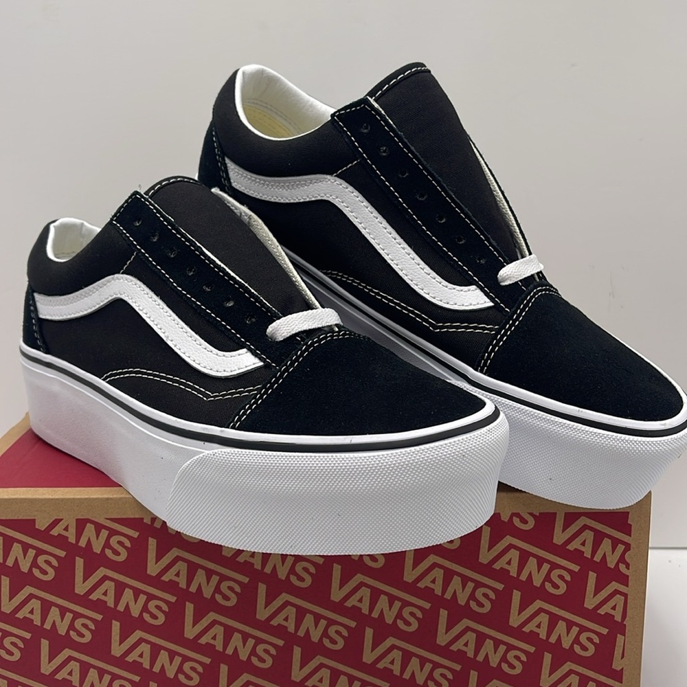 Vans Women’s Old Skool Stackform Suede/Canvas Black/True W
VN0A7Q5M6BT
Platforms - Picture 5 of 16